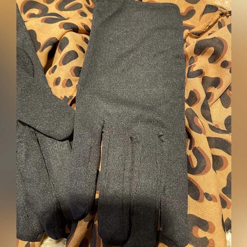 🌻 Black costume or regular shorts gloves (wrist length)New /never worn /One Size